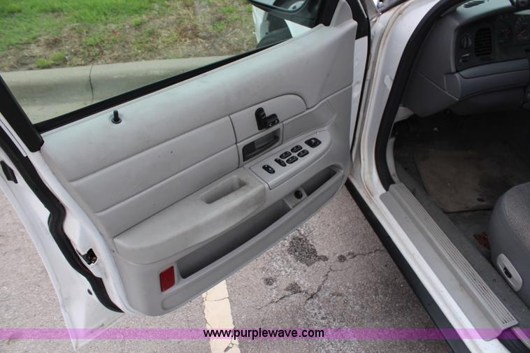 image for item G5187 2005 Ford Crown Victoria