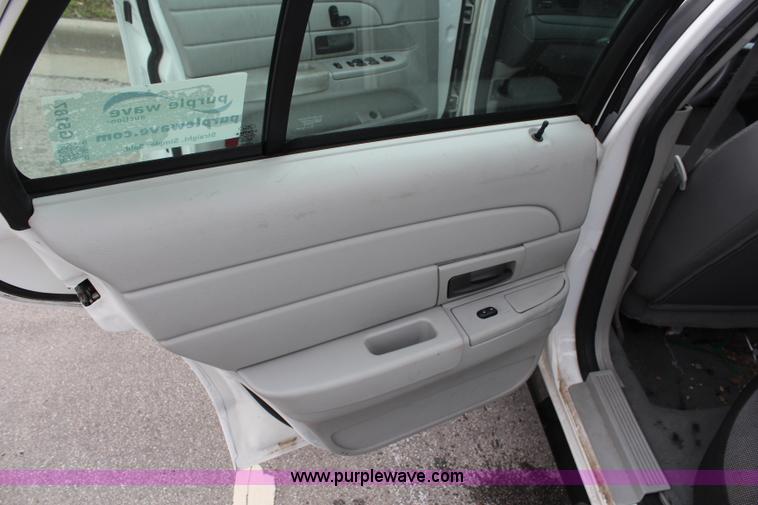 image for item G5187 2005 Ford Crown Victoria