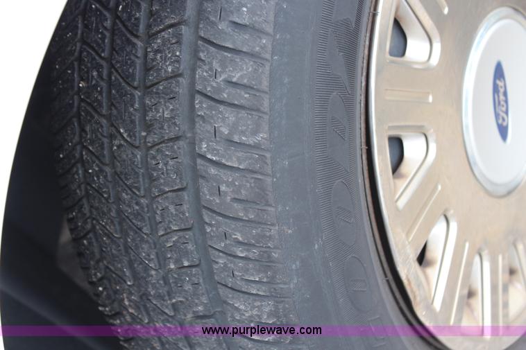 image for item G5187 2005 Ford Crown Victoria