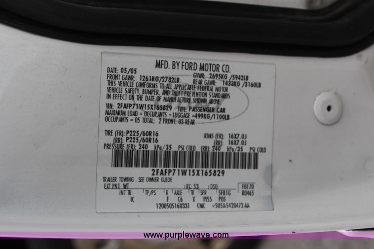 image for item G5187 2005 Ford Crown Victoria