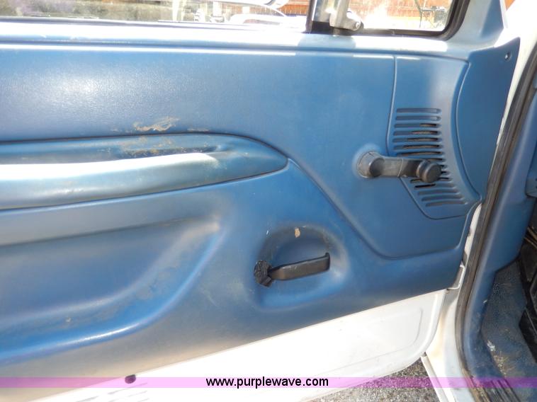 image for item H3049 1994 Ford F250 XL flatbed pickup truck