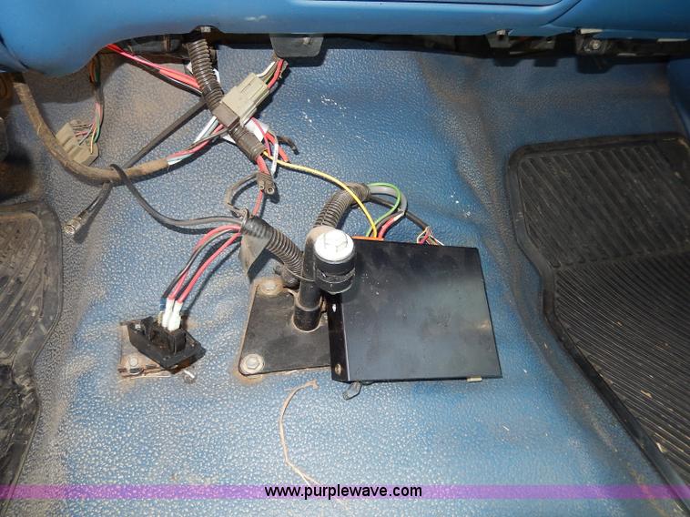 image for item H3049 1994 Ford F250 XL flatbed pickup truck