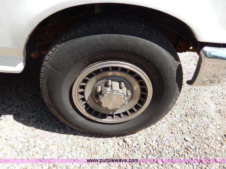 image for item H3049 1994 Ford F250 XL flatbed pickup truck