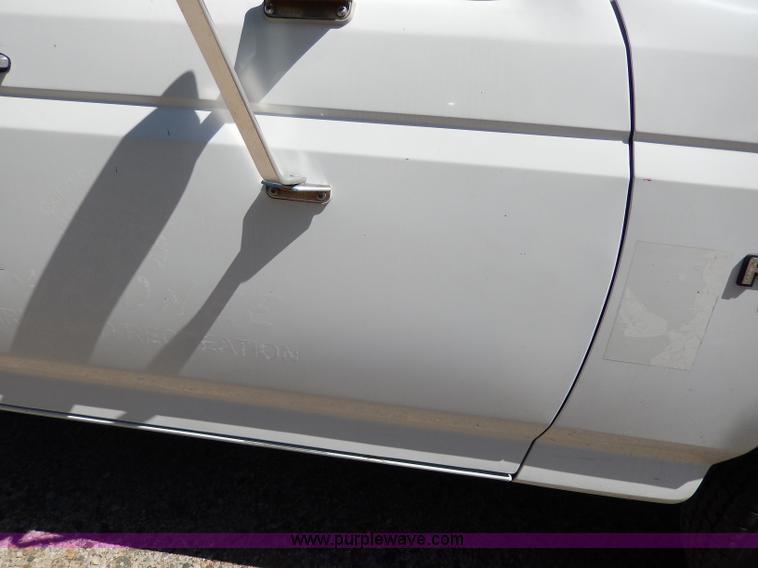 image for item H3049 1994 Ford F250 XL flatbed pickup truck