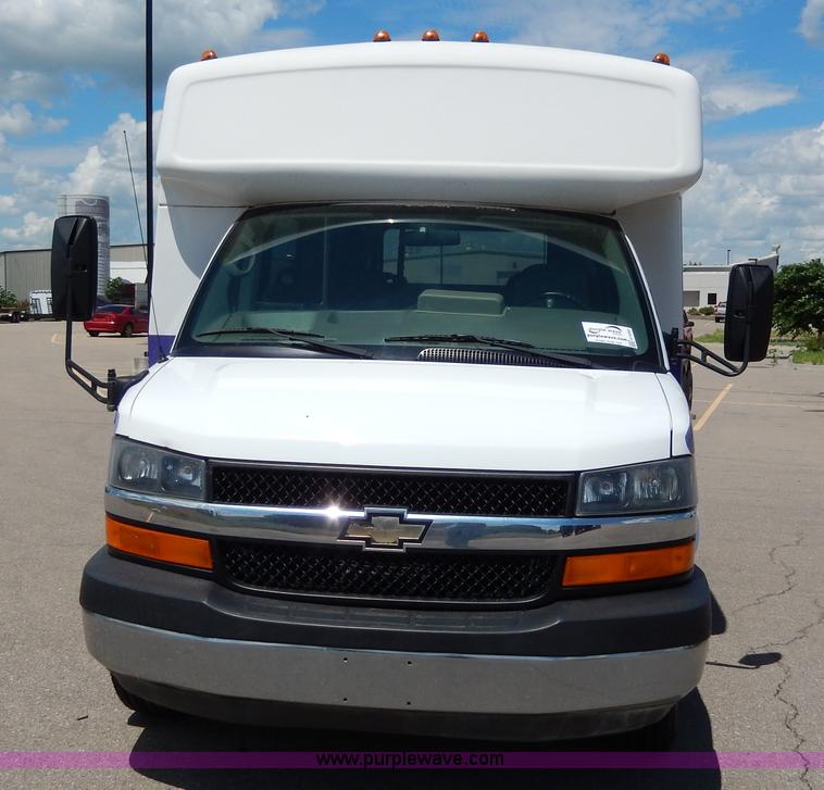 image for item H3060 2007 Chevrolet Express shuttle bus