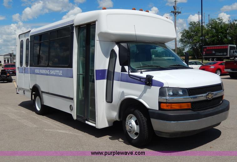 image for item H3060 2007 Chevrolet Express shuttle bus