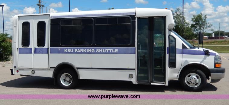 image for item H3060 2007 Chevrolet Express shuttle bus