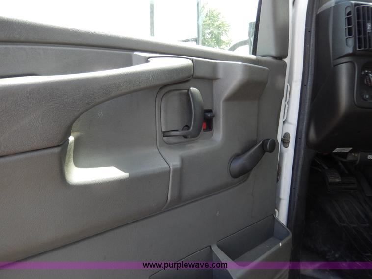 image for item H3060 2007 Chevrolet Express shuttle bus