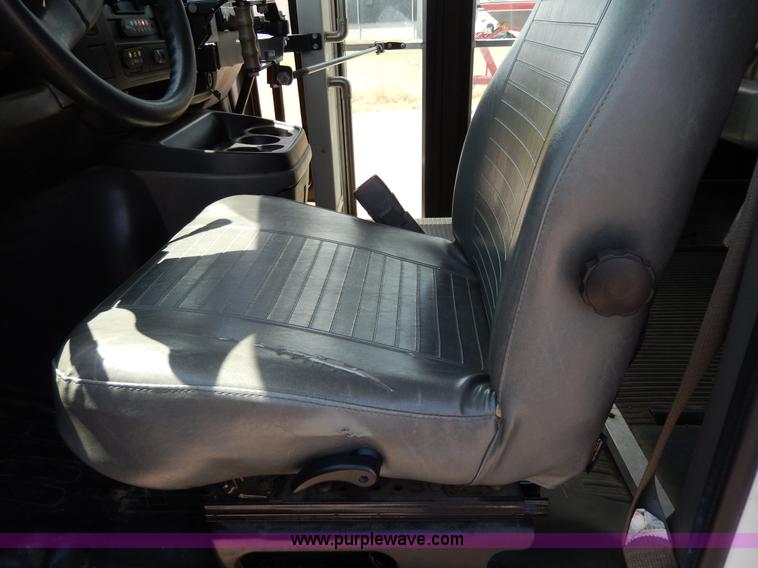 image for item H3060 2007 Chevrolet Express shuttle bus