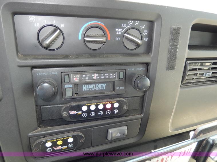 image for item H3060 2007 Chevrolet Express shuttle bus