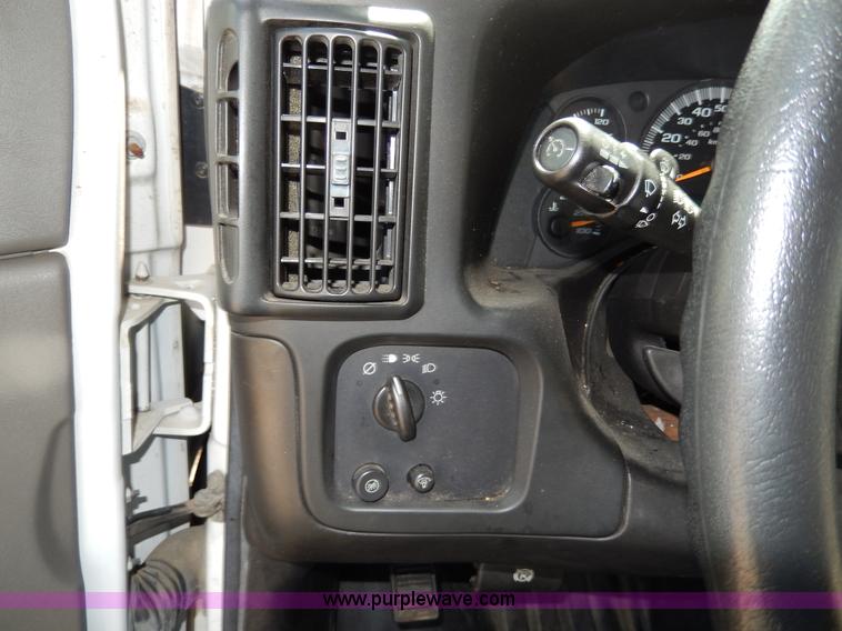 image for item H3060 2007 Chevrolet Express shuttle bus