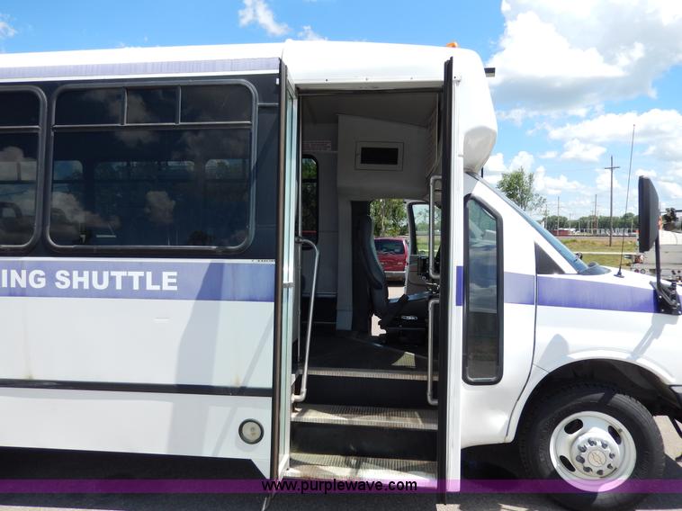 image for item H3060 2007 Chevrolet Express shuttle bus