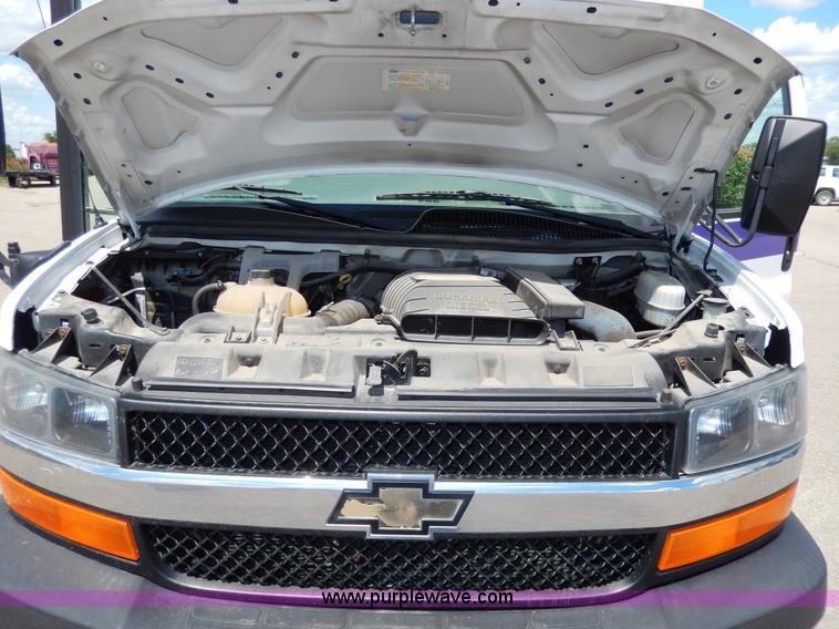 image for item H3060 2007 Chevrolet Express shuttle bus