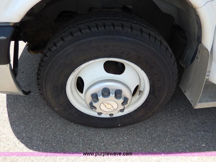 image for item H3060 2007 Chevrolet Express shuttle bus