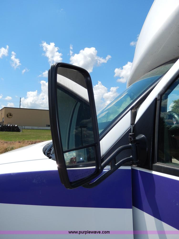 image for item H3060 2007 Chevrolet Express shuttle bus