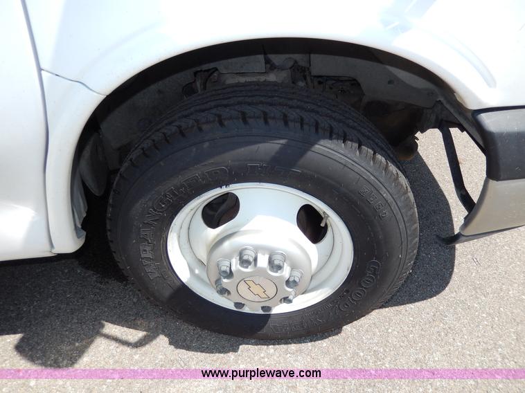 image for item H3060 2007 Chevrolet Express shuttle bus