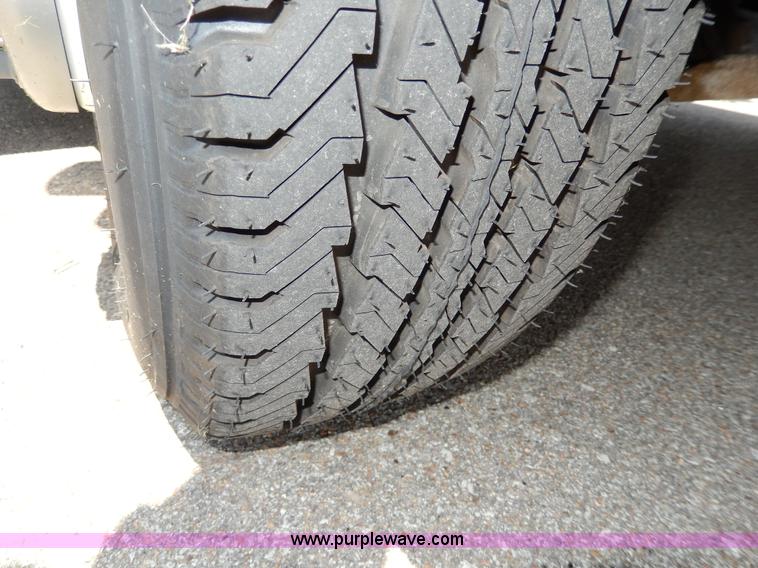 image for item H3060 2007 Chevrolet Express shuttle bus