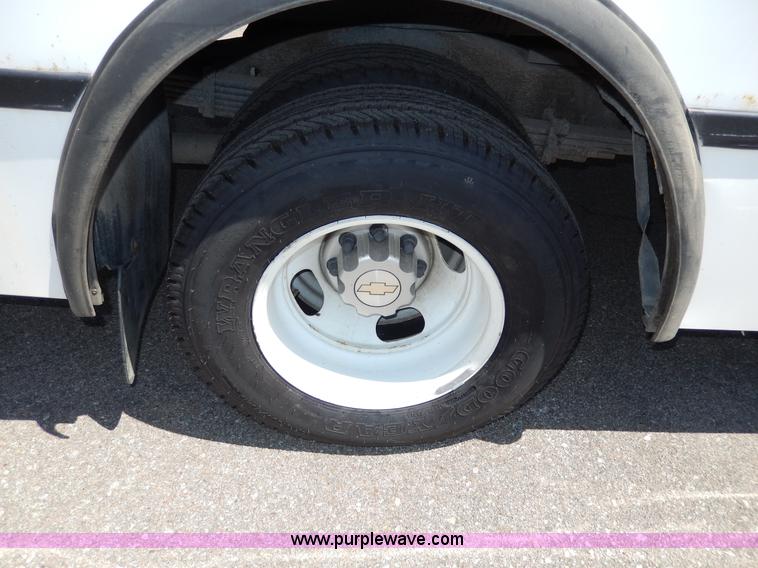 image for item H3060 2007 Chevrolet Express shuttle bus