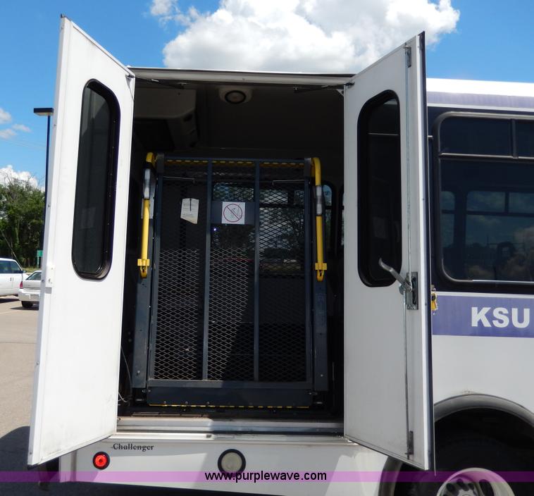 image for item H3060 2007 Chevrolet Express shuttle bus