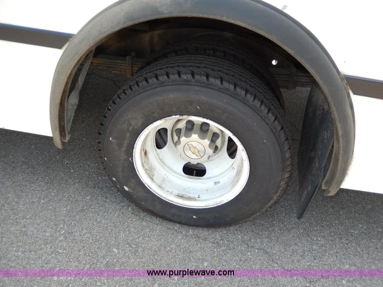 image for item H3060 2007 Chevrolet Express shuttle bus