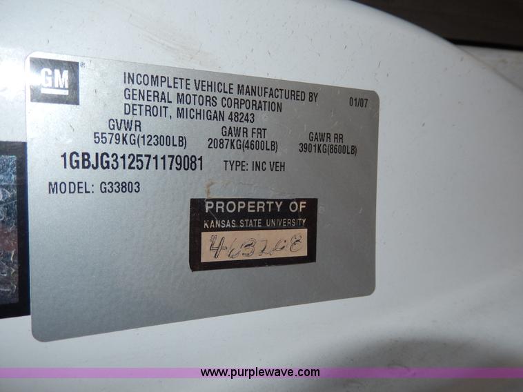 image for item H3060 2007 Chevrolet Express shuttle bus