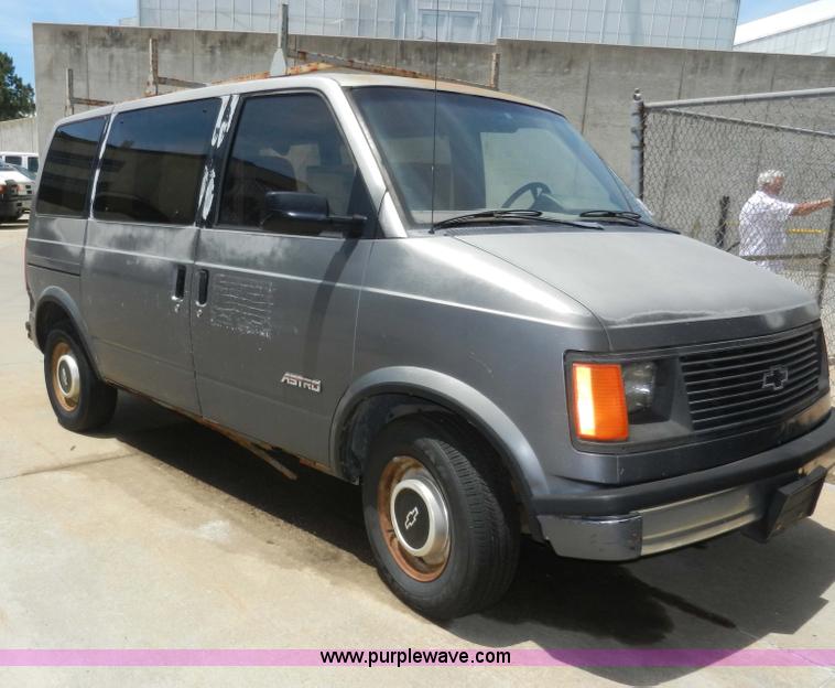 image for item H3077 1989 Chevrolet Astro van