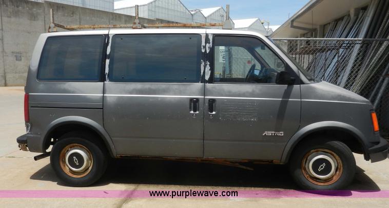 image for item H3077 1989 Chevrolet Astro van