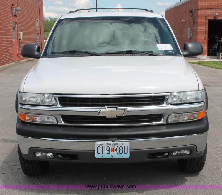 image for item H3590 2002 Chevrolet Suburban 2500 SUV
