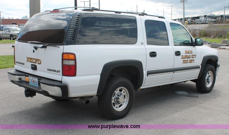 image for item H3590 2002 Chevrolet Suburban 2500 SUV