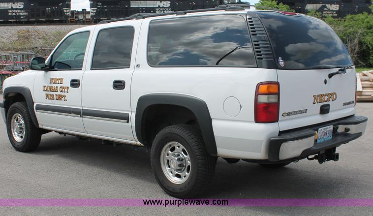 image for item H3590 2002 Chevrolet Suburban 2500 SUV