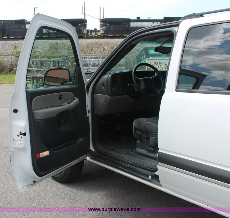 image for item H3590 2002 Chevrolet Suburban 2500 SUV