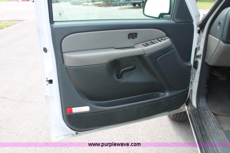 image for item H3590 2002 Chevrolet Suburban 2500 SUV