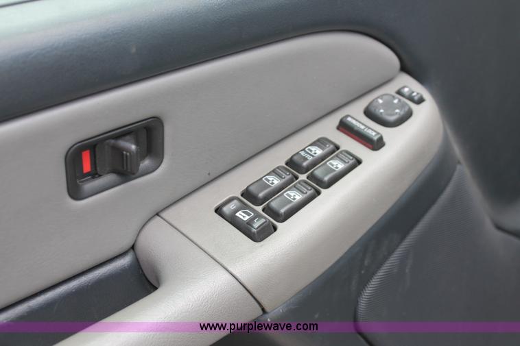 image for item H3590 2002 Chevrolet Suburban 2500 SUV