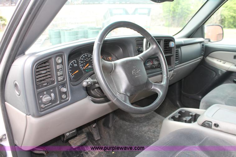 image for item H3590 2002 Chevrolet Suburban 2500 SUV