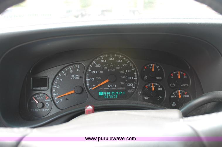 image for item H3590 2002 Chevrolet Suburban 2500 SUV