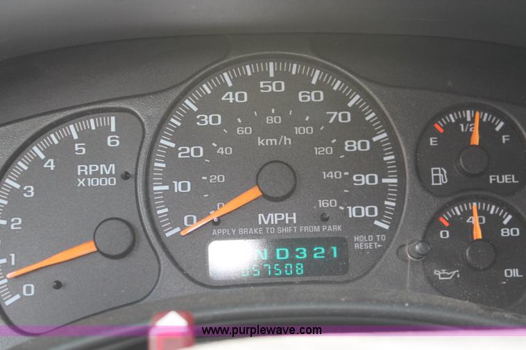 image for item H3590 2002 Chevrolet Suburban 2500 SUV