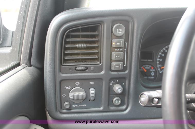 image for item H3590 2002 Chevrolet Suburban 2500 SUV