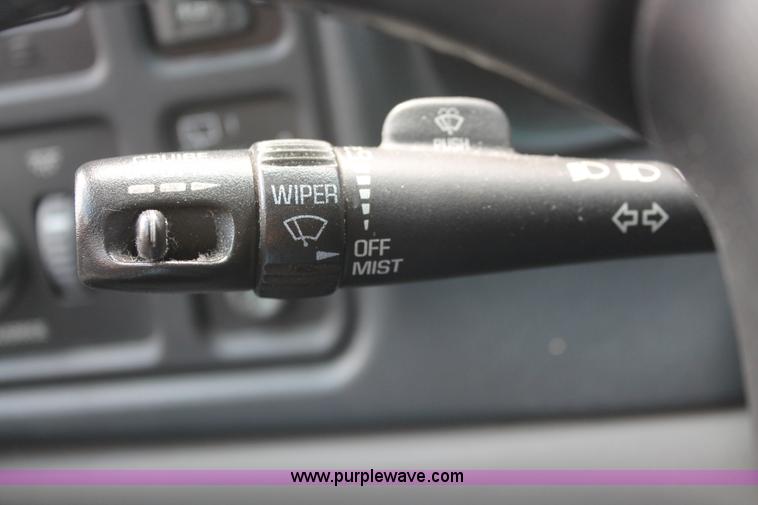 image for item H3590 2002 Chevrolet Suburban 2500 SUV