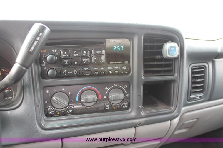 image for item H3590 2002 Chevrolet Suburban 2500 SUV