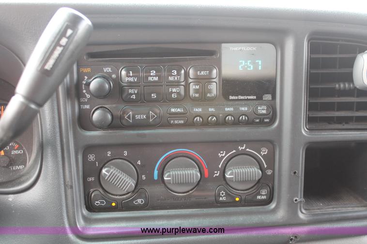 image for item H3590 2002 Chevrolet Suburban 2500 SUV