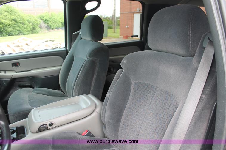 image for item H3590 2002 Chevrolet Suburban 2500 SUV