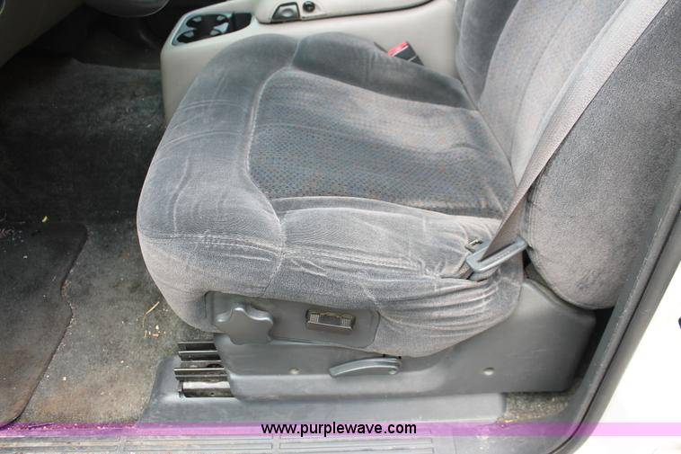 image for item H3590 2002 Chevrolet Suburban 2500 SUV