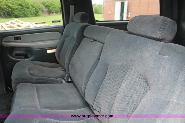 image for item H3590 2002 Chevrolet Suburban 2500 SUV