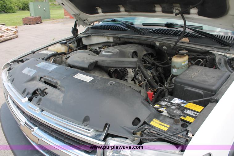 image for item H3590 2002 Chevrolet Suburban 2500 SUV