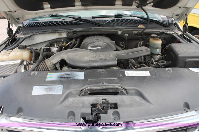 image for item H3590 2002 Chevrolet Suburban 2500 SUV