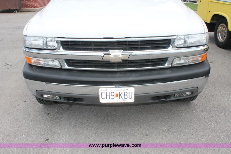 image for item H3590 2002 Chevrolet Suburban 2500 SUV