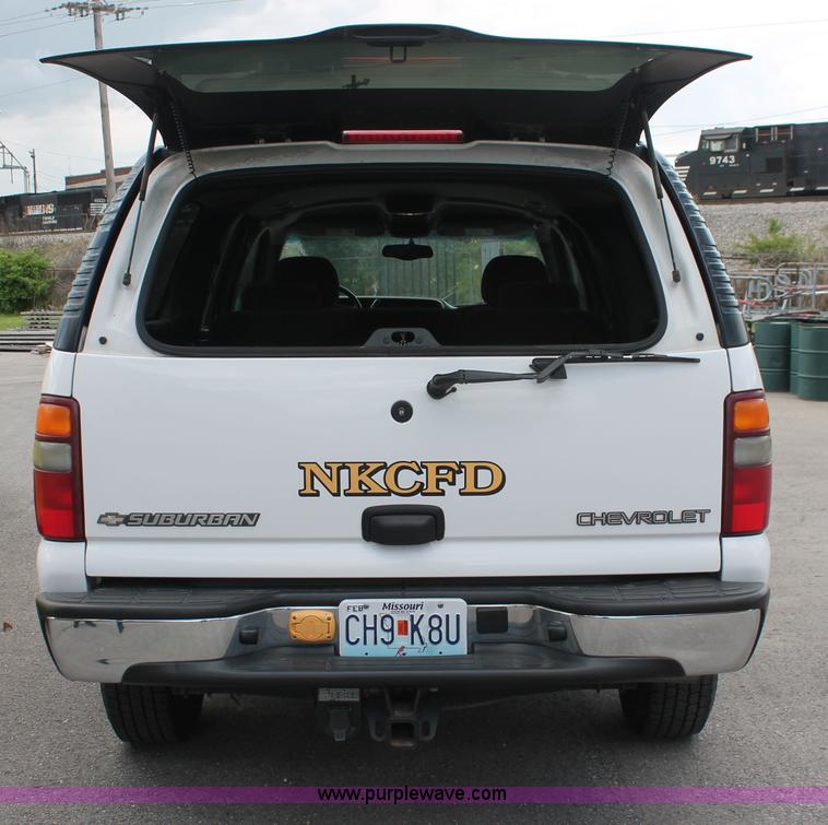 image for item H3590 2002 Chevrolet Suburban 2500 SUV