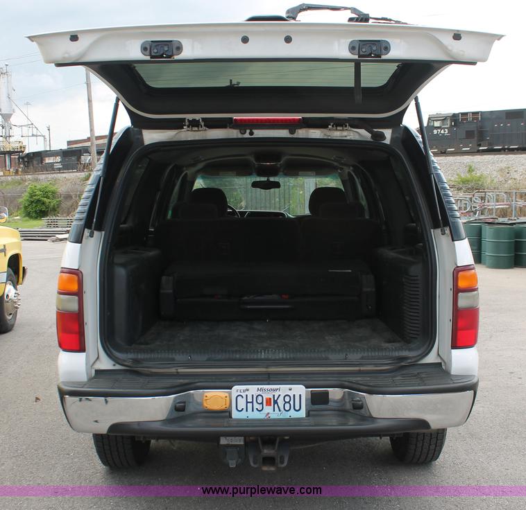 image for item H3590 2002 Chevrolet Suburban 2500 SUV