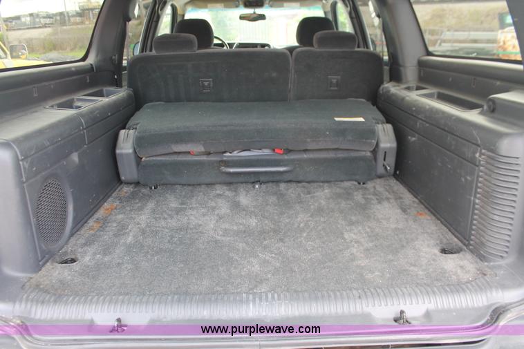 image for item H3590 2002 Chevrolet Suburban 2500 SUV