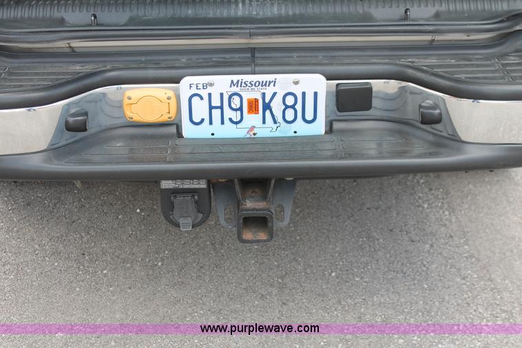 image for item H3590 2002 Chevrolet Suburban 2500 SUV